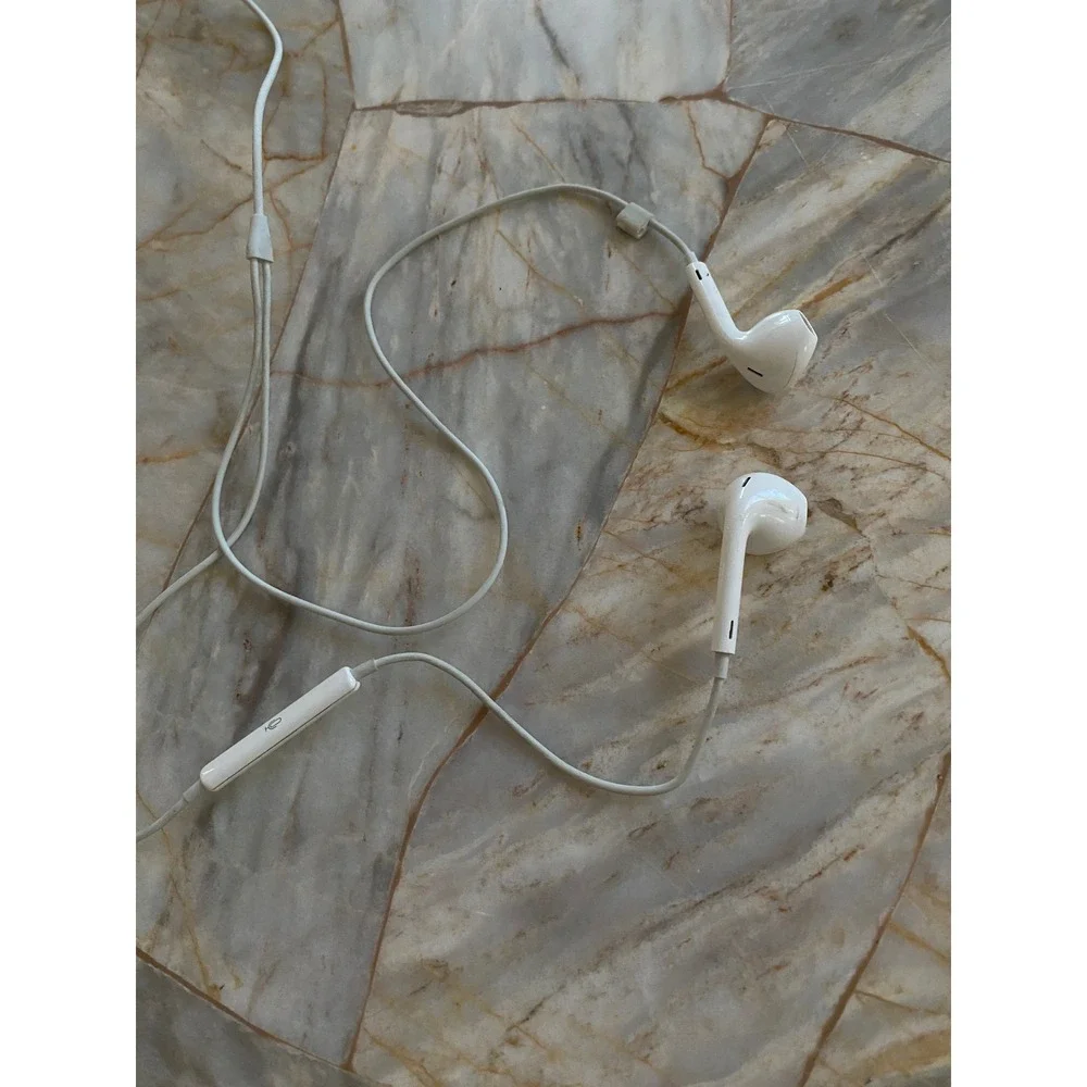 Apple EarPods Wired Headphones with 3.5mm Plug White MD827LL/A